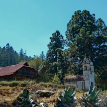 Farm and chapel on the street between El Conejo and Perote